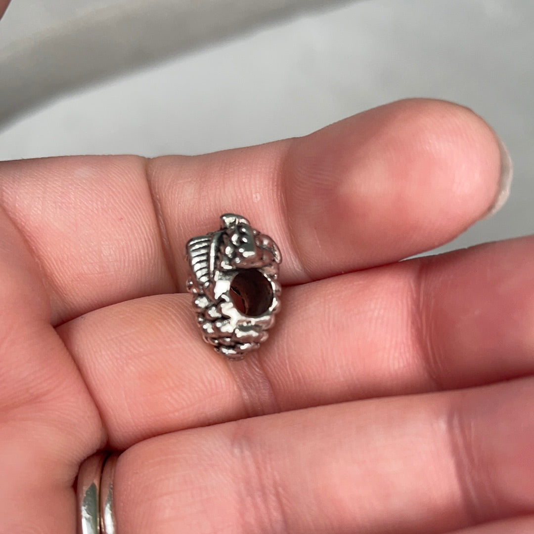 Unbranded Grapes on the Vine Wine Charm