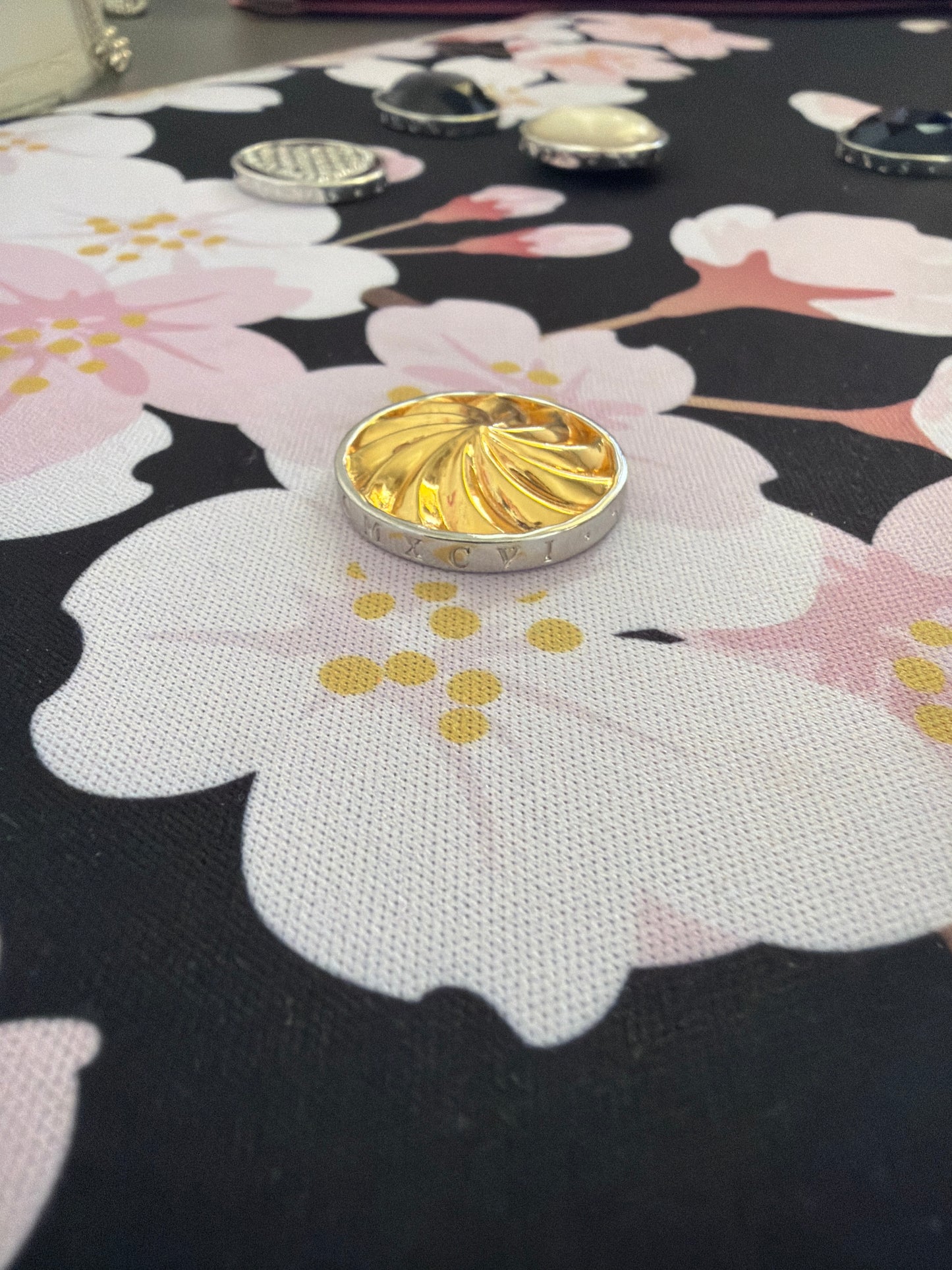 Genuine Hot Diamond Emozioni Small Coin For the Coin Keeper Necklace Gold Tone Swirl