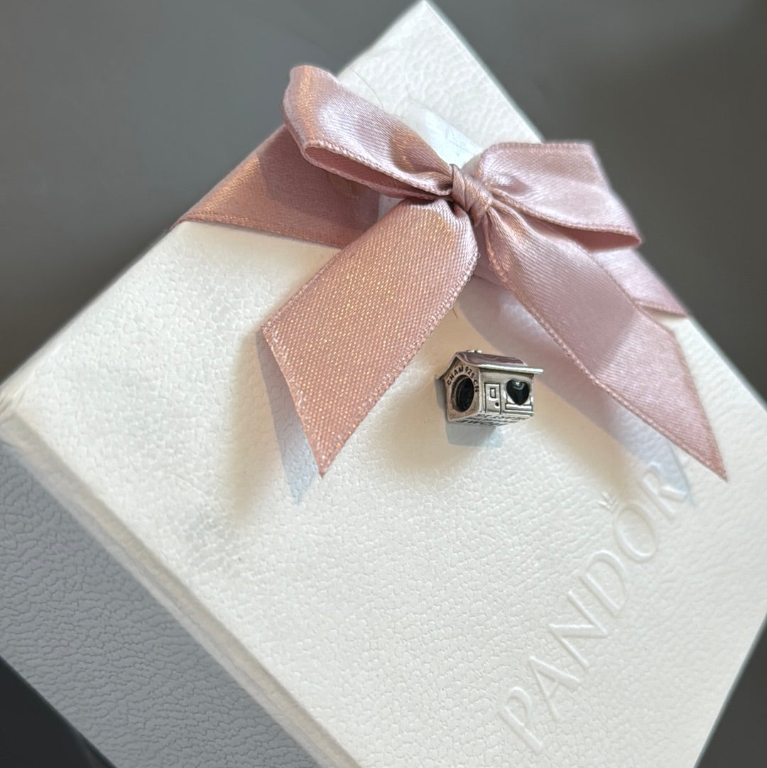 Genuine Chamilia House "Home is where the heart is" Charm