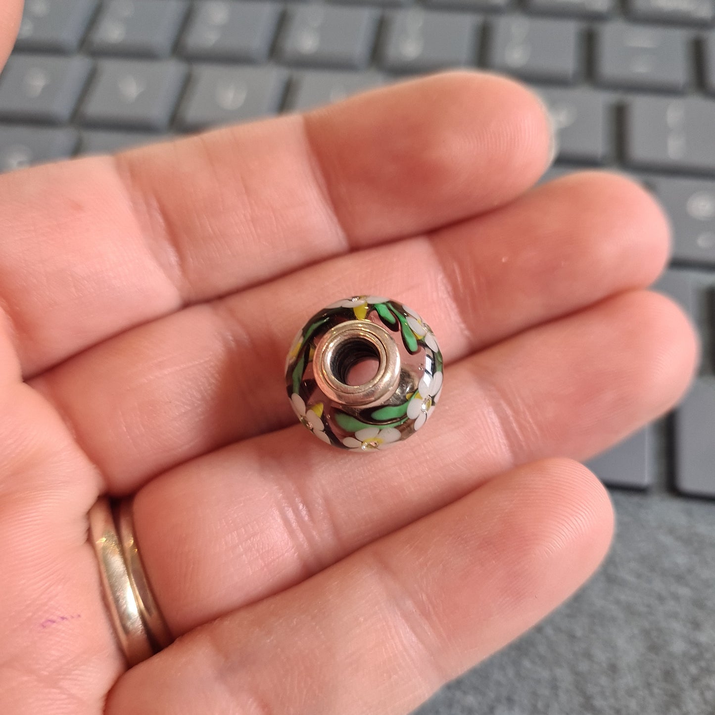 Genuine Pandora White and Yellow CZ Daisy Murano Glass Charm With Green Leaves