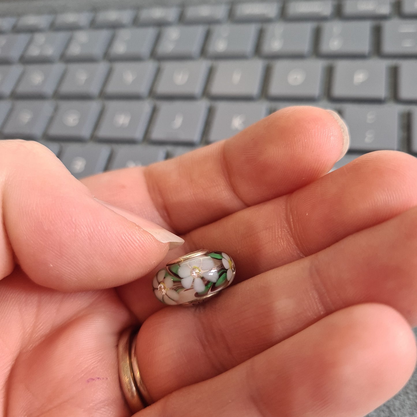 Genuine Pandora White and Yellow CZ Daisy Murano Glass Charm With Green Leaves