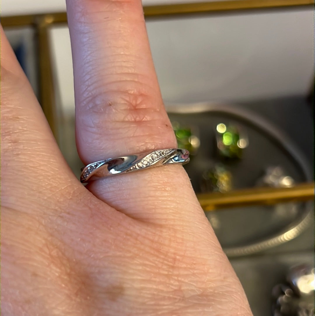 Sterling Silver Ring CZ Wave Ring Size 50