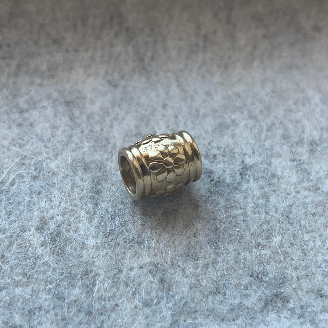 Solid Gold (9ct) unbranded Charm Barrel Floral Flowers Daisy
