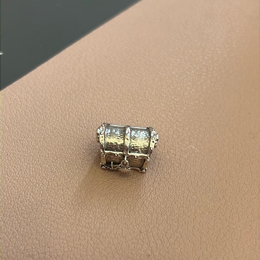 Genuine Pandora Openable Seashell Dessert Island Treasure Chest 2021