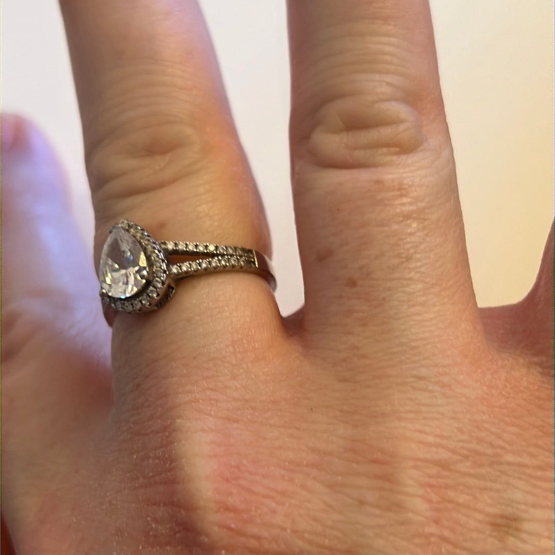 Sterling Silver Ring CZ Teardrop Ring Size 58 Small DEFECT