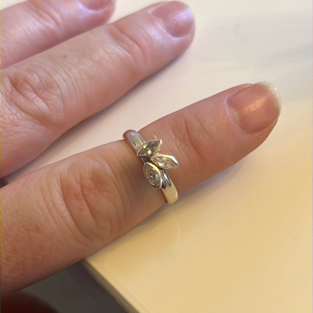 Genuine SPINNING Sterling Silver CZ Leaf Ring 48