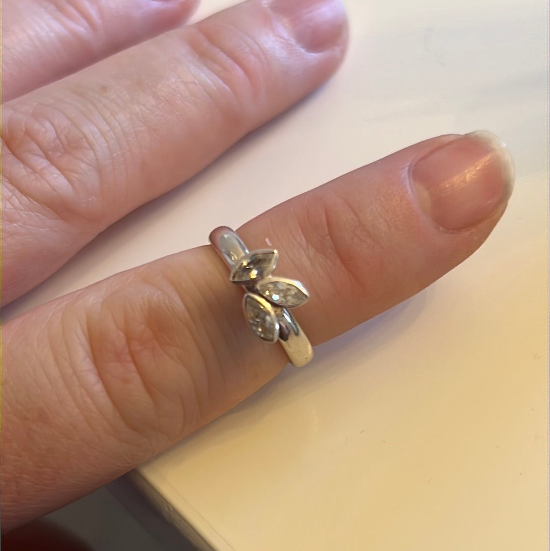 Genuine SPINNING Sterling Silver CZ Leaf Ring 48