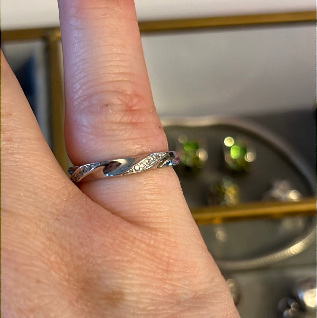 Sterling Silver Ring CZ Wave Ring Size 50