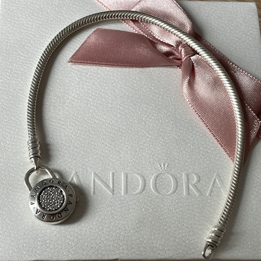 Genuine Pandora Pave Signature Clasp Smooth Moments Bracelet 19cm